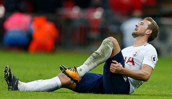 Harry Kane hält sich sein Knie nach einem Zusammenprall in der Premier League