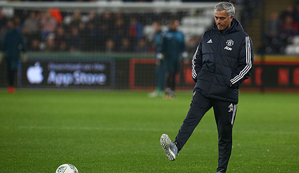 Jose Mourinho auf dem Spielfeld nach einem Spiel von Manchester United