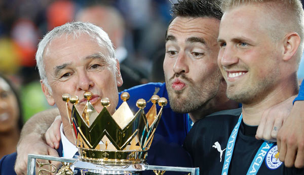 Mai 2016, Leicester City ist Meister: Christian Fuchs (M.) mit Trainer Ranieri (l.) und Torhüter Schmeichel
