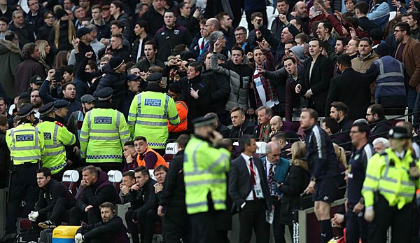 Skandal! West-Ham-Fans stürmen auf den Platz und greifen die Profis an.