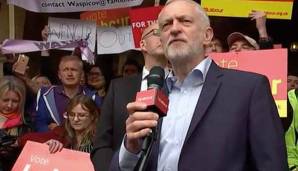 Auch bei einer Rede des Labour-Parteivorsitzenden Jeremy Corbyn erscheinen die Schilder.