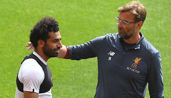 Mohamed Salah (l.) hat seinen Vertrag in Liverpool verlängert.