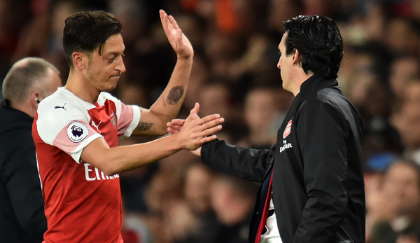Mesut Özil spielte unter dem neuen Arsenal-Trainer Unai Emery (r.) erst fünf Partien durch.