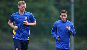 Spielten fünf Jahre lang gemeinsam für den FC Arsenal: DAZN-Experte Per Mertesacker und Mesut Özil.