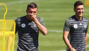 Lukas Podolski nimmt Özil in Schutz.