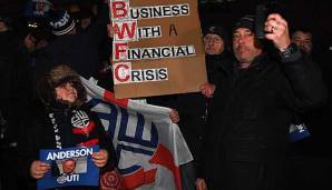 Die Bolton Wanderers stehen aufgrund von finanziellen Schwierigkeiten vor dem Abgrund. Fans protestieren gegen Manager Ken Anderson.