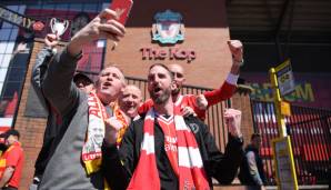 Sonntag, 12. Mai 2019: Endet die fast 30-jährige Meisterdurststrecke des FC Liverpool? Die Fans jedenfalls sind guter Dinge und versammeln sich frühzeitig vor - wo auch sonst? - The Kop.
