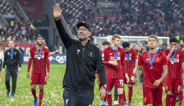 Jürgen Klopp grüßt die Fans nach dem Sieg bei der Klub-WM.