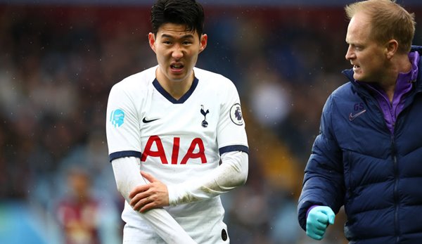 Tottenhams Stürmer Heung-min Son brach sich im Spiel gegen Aston Villa den Arm.