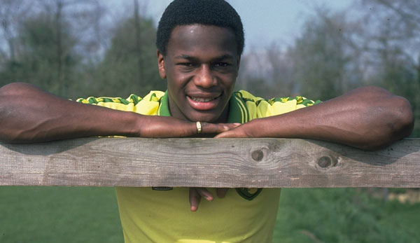 Justin Fashanu mit 19 Jahren im Trikot seines ersten Profiklubs Norwich City.