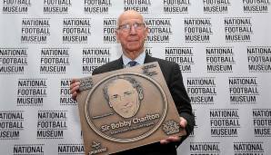 Doch zuerst noch zwei absolute Vereinslegenden. Sir Bobby Charlton spielte von 1956-1973 in 606 Spielen für United und erzielte 199 Tore. Die Zehn trug er erst ab 1965. 2016 wurde die Südtribüne im Old Trafford nach dem 82-Jährigen benannt.