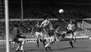 Luigi "Lou" Macari (beim Schuß) war von 1972 bis 1983 als Zehner für Manchester aktiv. Der Schotte war von 1984 bis 2002 Teammanager einiger englischer Klubs, jedoch nie von United. Springen wir nun ins Jahr 1990...