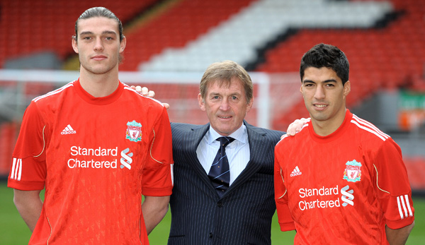 3. Februar 2011: Andy Carroll (l.) wird von Liverpool-Manager Kenny Dalglish offiziell vorgestellt. Ebenfalls neu im Team: Luis Suarez.