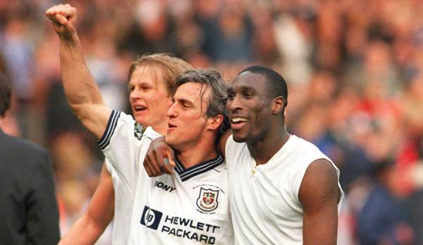 Sol Campbell beim Jubel mit Davod Ginola übe den League-Cup-Sieg im Jahr 1999. Tottenham Hotspur gewann das Finale gegen Leicester City mit 1:0.
