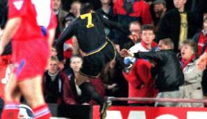 Eric Cantona (Leeds, Manchester United): Durch einen Zwischenfall im Januar 1995 im Spiel gegen Crystal Palace erreichte Cantona internationale Berühmtheit. Im Kung-Fu-Stil trat er einen Fan, nachdem dieser ihn beleidigt und bespuckt hatte.