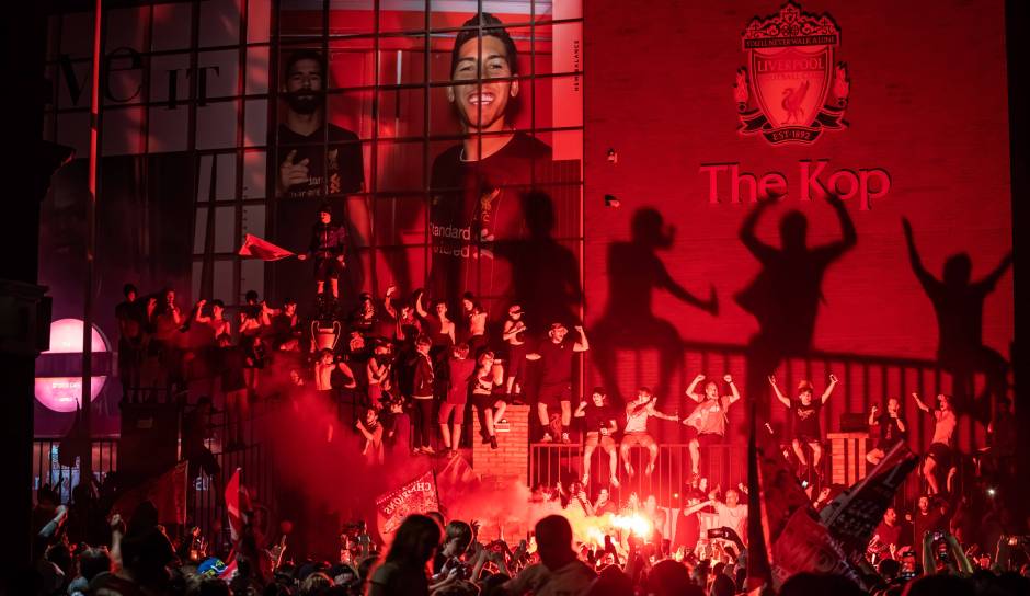 In Liverpool herrscht ein Jahr nach dem Champions-League-Triumph erneut der Ausnahmezustand. Nach 30 Jahren haben die Reds wieder den englischen Meistertitel gewonnen. Das feierten die Fans an der Anfield Road.