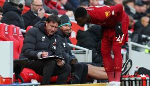 Liverpools Co-Trainer Peter Krawietz gibt Divock Origi taktische Anweisungen.