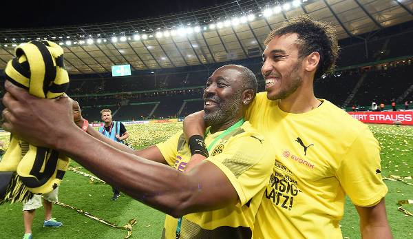 Pierre-Emerick Aubameyang feierte den Pokalsieg von Borussia Dortmund 2017 zusammen mit seinem Vater auf dem Rasen.