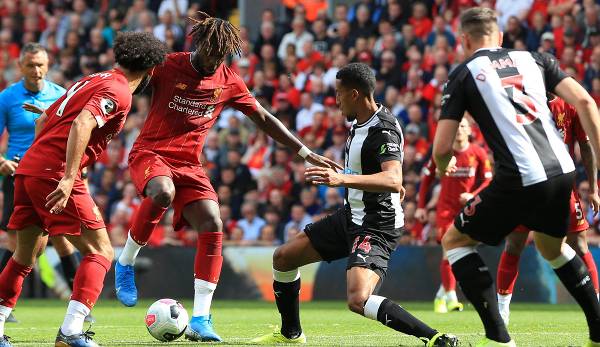 Divock Origi vom FC Liverpool sieht sich gleich mehreren Gegenspielern gegenüber. Die Reds gewannen das Hinspiel im September mit 3:1.