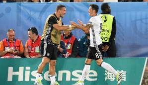 Lukas Podolski hat Mesut Özil verteidigt.