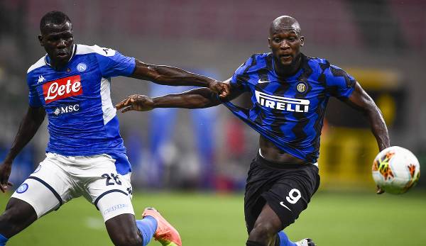 Koulibaly (l.) im Zweikampf mit Romelu Lukaku von Inter Mailand.
