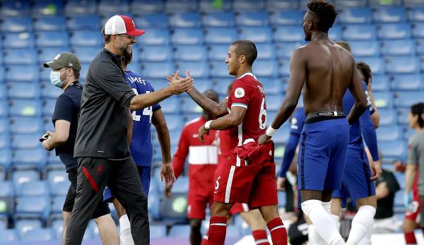 Beim 2:0-Sieg gegen den FC Chelsea feierte Thiago ein turbulentes Debüt für den FC Liverpool. Der 29-jährige Mittelfeldspieler verschuldete einen Elfmeter - und schrieb Geschichte.