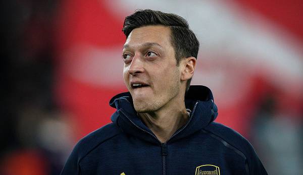 Mesut Özil spielt seit 2013 für den FC Arsenal.