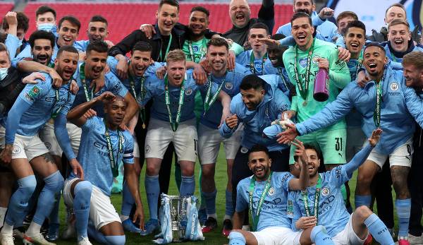 Die Stars von Manchester City feiern den Ligapokalsieg vor knapp 8000 Zuschauern im Londoner Stadion Wembley.