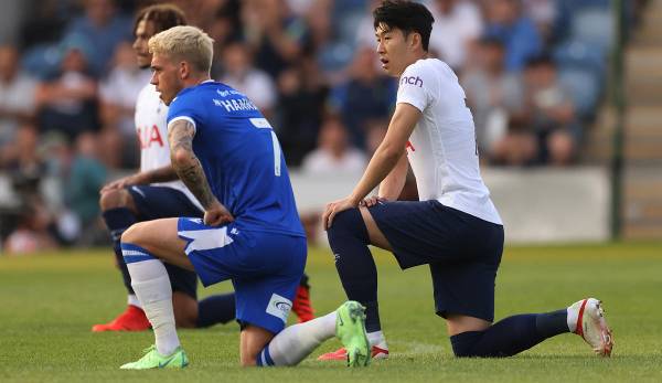 Tottenham-Star Heung-Min Son (r.) beim "Kniefall" vor einem Testspiel.