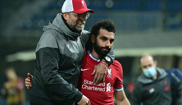 Jürgen Klopp at the side of Mohamed Salah.
