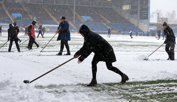 Das Premier-League-Spiel zwischen dem FC Burnley und den Tottenham Hotspur musste am Sonntag wegen starken Schneefalls kurzfristig abgesagt werden.