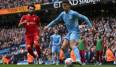 Rasantes, ultra-intensives Spitzenspiel: Joao Cancelo verteidigt den Ball vor Liverpools Mo Salah.