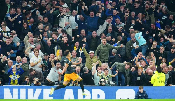 "The fans go along more with a good tackle or attack than in Germany": Robin Koch likes the atmosphere in the Premier League.