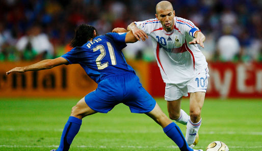 Zinedine Zidane (r.) wie man ihn kennt. Heutzutage unterstützt Zizou den FC Evian