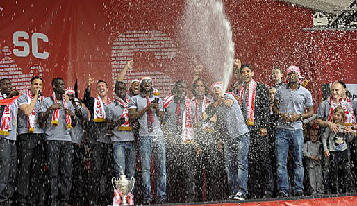 Der OSC Lille feierte den Doublesieg 2011 wie es sich in Frankreich gehört mit reichlich Champagner