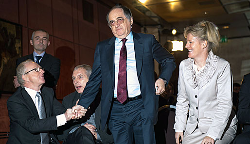 Noël Le Graët (2.v.r.) wurde am Samstag in Paris für vier Jahre als Präsident des FFF wiedergewählt
