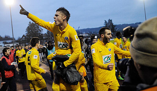 Die Spieler des Drittligisten SAS Epinal feiern den Sieg gegen Lyon