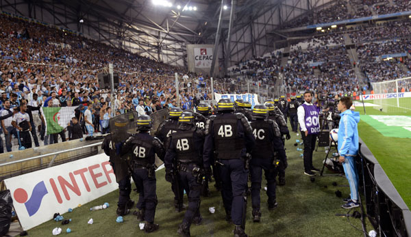 Das Spiel in Marseille musste aufgrund von Fan-Ausschreitungen unterbrochen werden