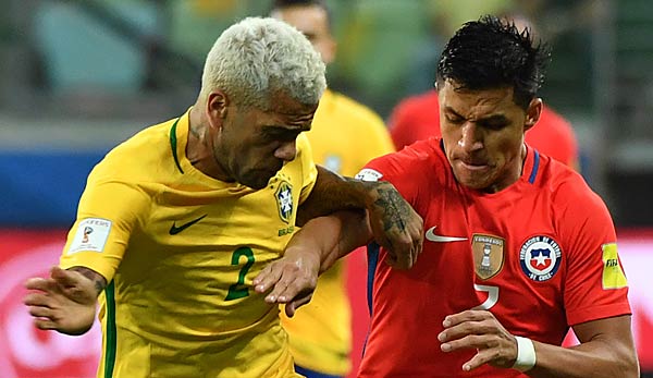 Dani Alves und Alexis Sanchez beim WM-Quali Spiel Brasilien-Chile