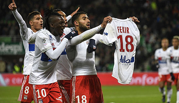Nabil Fekir streckte den Fans von Saint-Etienne beim 5:0-Sieg von Olympique Lyon sein Trikot entgegen