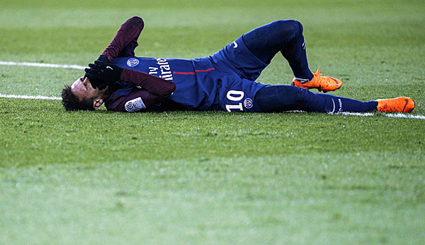 Neymar hat sich gegen Olympique Marseille einen Haarriss im äußeren Mittelfußknochen zugezogen.