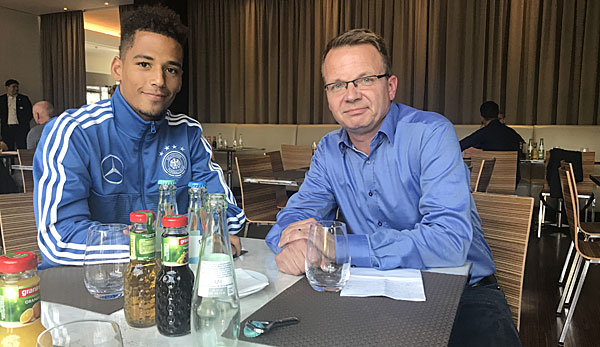 Nationalspieler Thilo Kehrer im Gespräch mit SPOX-Chefredakteur Martin Volkmar in Berlin.