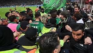 Da brachen alle Dämme: Nach dem Siegtreffer in der Nachspielzeit durch Boudebouz feiern die Spieler von AS St. Etienne mit den Fans.