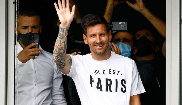 Lionel Messi grüßt die Pariser Fans.
