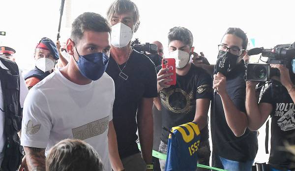 Lionel Messi wurde am Flughafen in Barcelona auf dem Weg nach Paris gesichtet.