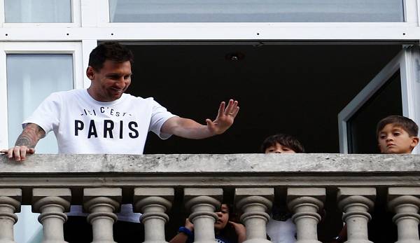 Lionel Messi auf dem Balkon seiter Suite im "Le Royal Monceau-Raffles"