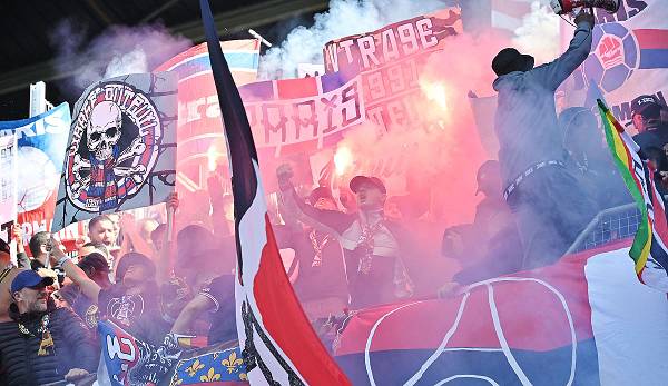 Die Fans von Paris St. Germain dürfen am Sonntag nicht zum Spitzenspiel in der französischen Fußball-Liga bei Olympique Marseille anreisen.