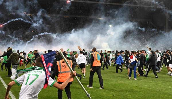 Fans von AS Saint-Etienne sorgten beim Abstieg für chaotische Szenen.