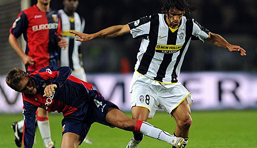 Juventus Turins Torschütze zum 2:0, Amauri (r.), im Zweikampf mit Domenico Criscito