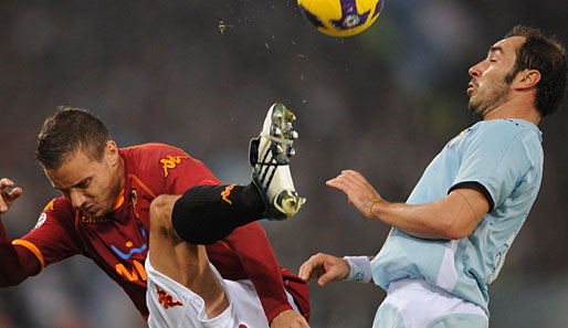 Matteo Brighis (l.) setzte sich mit AS Rom im Derby gegen Lazio durch